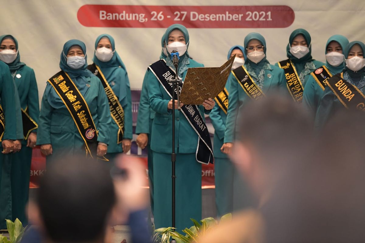 Bunda Genre Jabar Atalia Praratya Ridwan Kamil saat dikukuhkan sebagai Duta Penurunan Stunting Provinsi Jabar oleh Kepala Badan Kependudukan dan Keluarga Berencana Nasional (BKKBN) Pusat Hasto Wardoyo di Hotel Aston, Kota Bandung, Senin (27/12/2021). 
