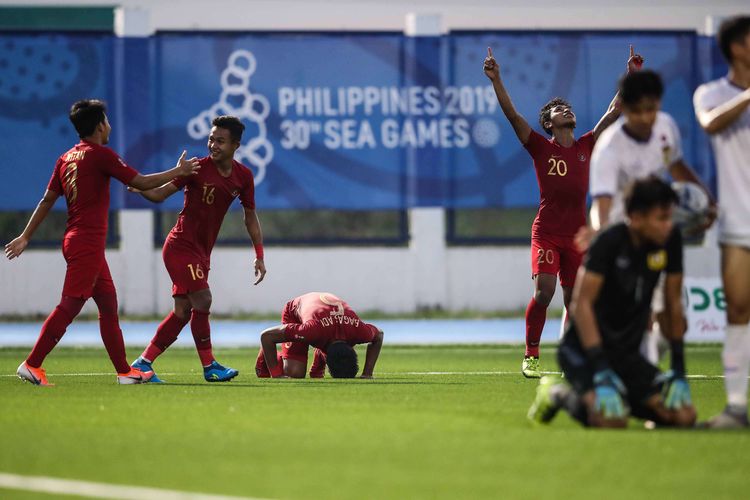 Pemain Timnas U-23 Indonesia, Bagas Adi berselebrasi usai mencetak gol saat melawan pemain Timnas Laos dalam pertandingan Grup B SEA Games 2019 di Stadion Sepak Bola City Of Imus Granstand, Filipina, Kamis (5/12/2019). Timnas Indonesia menang 4-0 dari Laos.