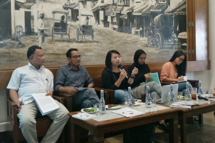 (Dari kiri ke kanan) Komisioner Komnas HAM Choirul Anam, Direktur Eksekutif Human Right Working Group Muhammad Hafiz, Wakil Koordinator Bidang Advokasi KontraS Putri Kanesia, Peneliti Lembaga Studi dan Advokasi Masyarakat (ELSAM) Sekar, dan Peneliti senior Imparsial Evita Rosi dalam sebuah diskusi mengenai kinerja Komnas HAM di kawasan Cikini, Minggu (16/12/2018). 