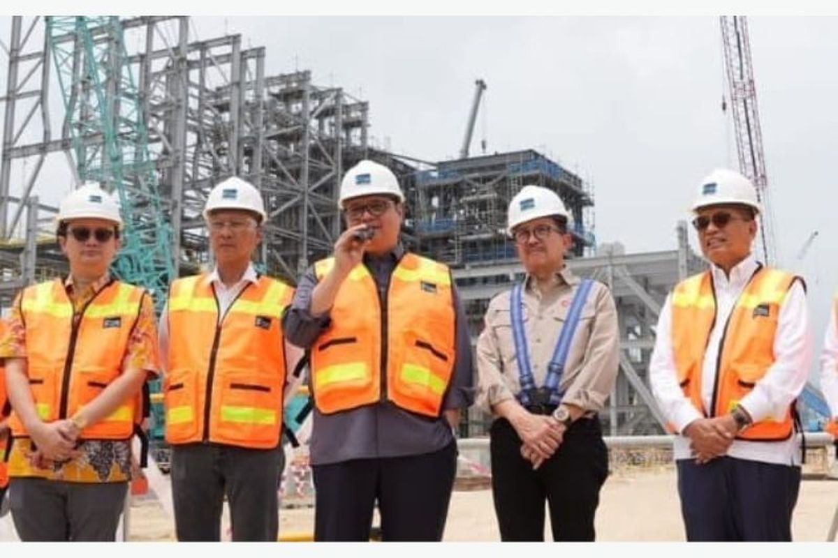 Menteri Koordinator Bidang Perekonomian (Menko Perekonomian) didampingi Menteri Perindustrian (Menperin) Agus Gumiwang Kartasasmita dan Wakil Menteri Perdagangan (Wamendag) Jerry Sambuaga setelah menyaksikan secara langsung kemajuan konstruksi smelter Manyar, di Gresik, Jawa Timur (Jatim), Kamis (2/2/2023). 