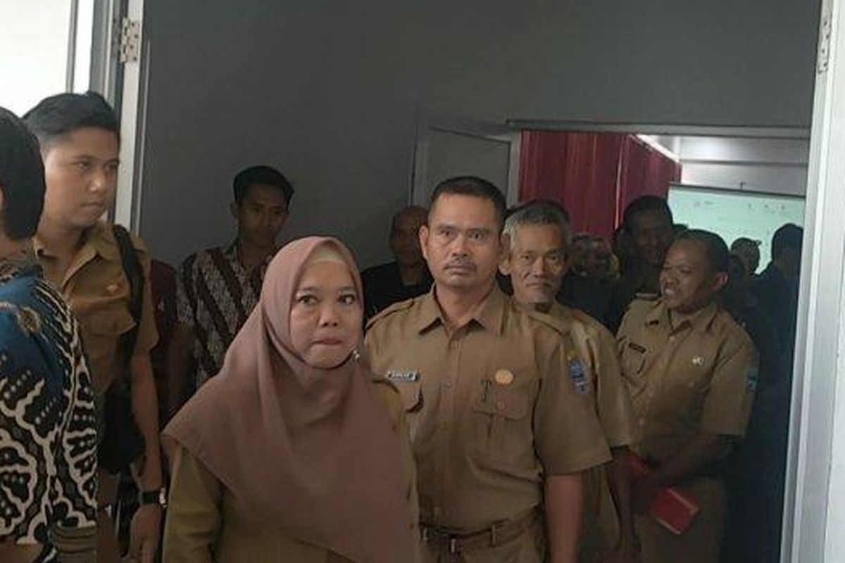 
Suasana saat selesai rapat koordinasi terkait kasus tabungan murid di Pangandaran yang mandek dan tak bisa diambil, Senin (19/6/2023). 