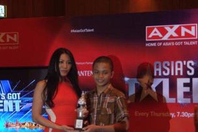 Anggun C Sasmi bersama Rifky Ardiansyah, salah satu kontestan Asia's Got Talent asal Indonesia dalam jumpa pers di Hotel Mandarin Oriental, Kamis (19/3/2015).