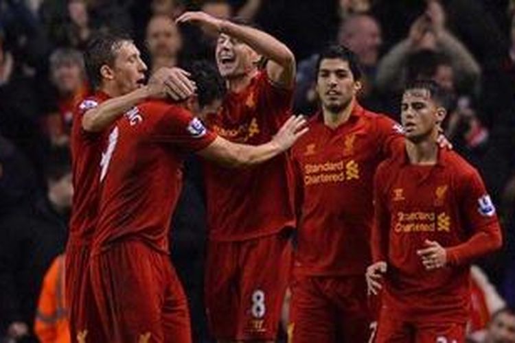 Para pemain Liverpool merayakan gol yang dicetak Steven Gerrard ke gawang Fulham di Stadion Anfield, Liverpool, Sabtu atau Minggu (23/12/2012) dini hari WIB.