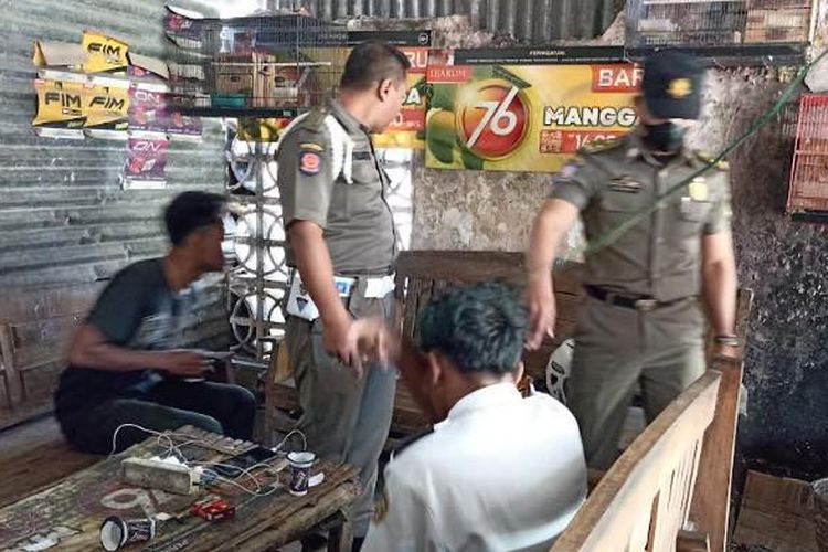 Petugas Satpol PP Kabupaten Madiun melakukan razia dan menemukan seorang siswa menyimpan dua alat kontrasepsi berupa kondom di dalam dompetnya.