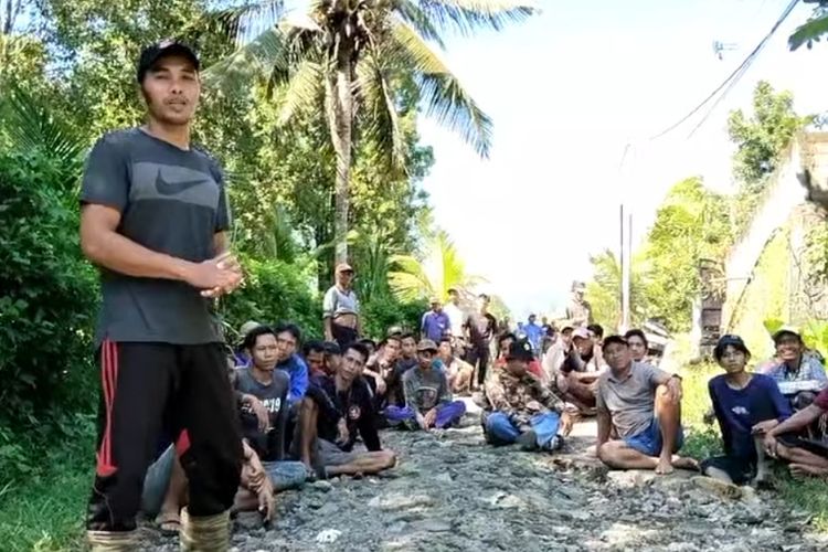 Sejumlah warga membuat video di jalan yang rusak di Dusun Batudingding, Desa Pegadungan, Kecamatan Sukasada, Kabupaten Buleleng, Provinsi Bali, karena kesal tak diperbaiki. 