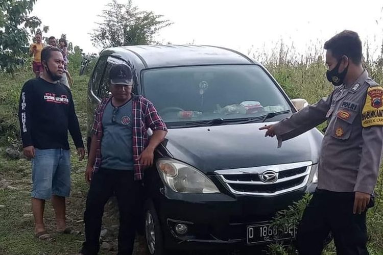 Polisi dan warga melihat sebuah minibus milik pemudik asal Bandung yang disebut tersesat dan memasuki jalan setapak pinggiran Sungai Pemali, Kabupaten Brebes, Jawa Tengah, Senin (11/4/2022) (Istimewa)
