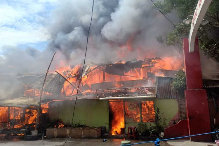Kebakaran yang melanda belasan rumah di Jalan Kerung-kerung, Kecamatan Makassar, Sulawesi Selatan, Minggu (28/6/2020).