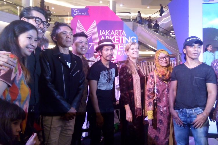 Vokalis Kaka (paling kanan, mengenakan topi), drummer Bimbim (ketiga dari kiri), dan gitaris Ridho (keempat dari kanan) diabadikan dalam sebuah acara di Mall Kota Kasablanka, Jakarta Selatan, pada Selasa (9/5/2017).
