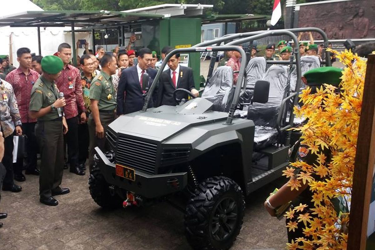 Presiden Joko Widodo dan mobil dari Fin Komodo.