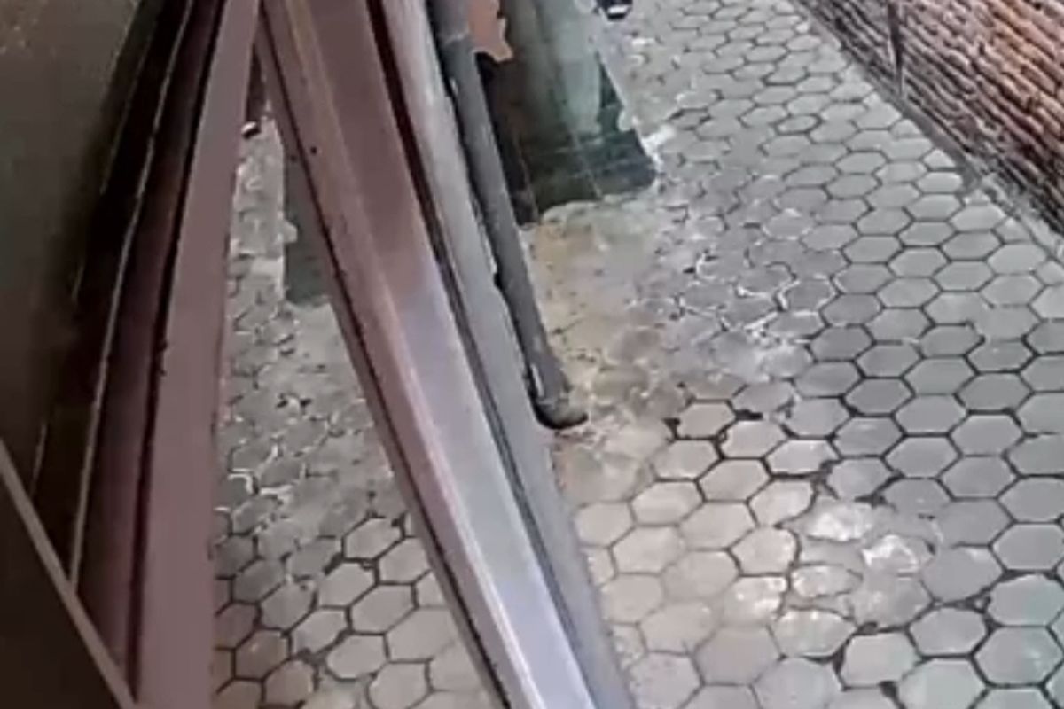 Salah satu pelaku penipuan dengan modus tebus hadiah vaksinasi Covid-19 berupa TV dari puskesmas beraksi di Jalan Kertorejo, Kota Malang, Jawa Timur. 