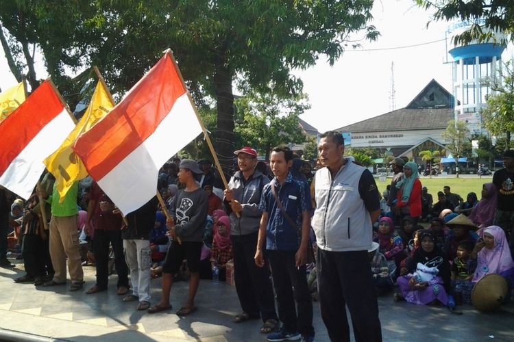 Warga korban jalan tol Semarang-Batang yang mendatangi kantor bupati Kendal. 