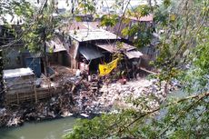 Warga Bantaran Kali Ciliwung Reklamasi Lahan Pakai Batu, Penduduk Sekitar Resah