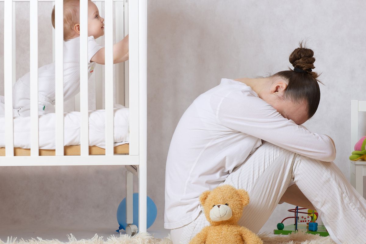 Mengatasi baby blues bisa dengan istirahat cukup hingga berkonsultasi dengan dokter.