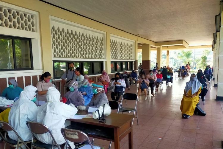 Sejumlah ibu hamil di Kota Surabaya, Jawa Timur, mrnjalani tes swab yang difasilitasi Pemerintah Kota Surabaya untuk mencegah penyebaran virus corona baru atau Covid-19 di Kota Pahlawan.