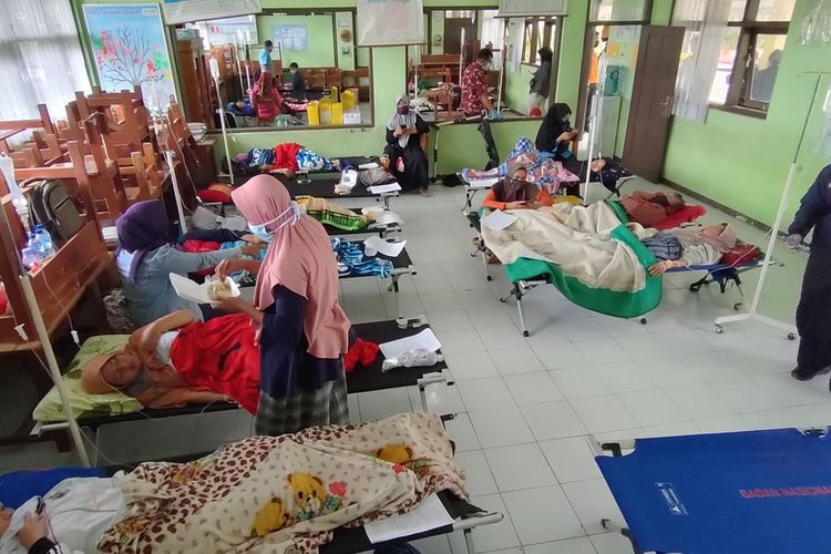 Para korban keracunan nasi kuning di Kelurahan Karikil, Kecamatan Mangkubumi, Kota Tasikmalaya, masih menjalani perawatan di ruang darurat SD Puspasari samping Puskesmas Mangkubumi, Kota Tasikmalaya, Kamis (8/10/2020).