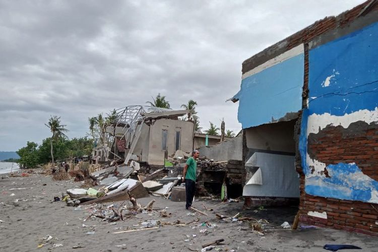 Kondisi rumah yang rusak berat akibat abrasi di Kota Mataram, NTB, Senin (26/12/2022)