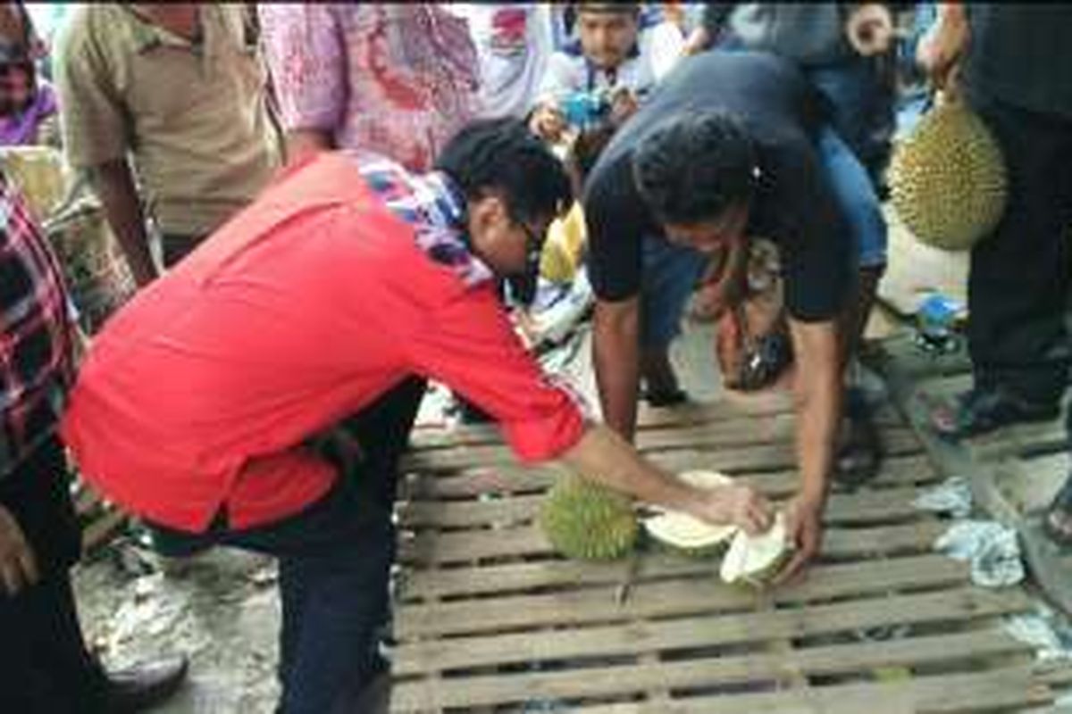 Calon wakil gubernur DKI Jakarta Djarot Saiful Hidayat memakan durian saat blusukan di Pasar Induk Kramatjati, Jakarta Timur, Kamis (1/12/2016).