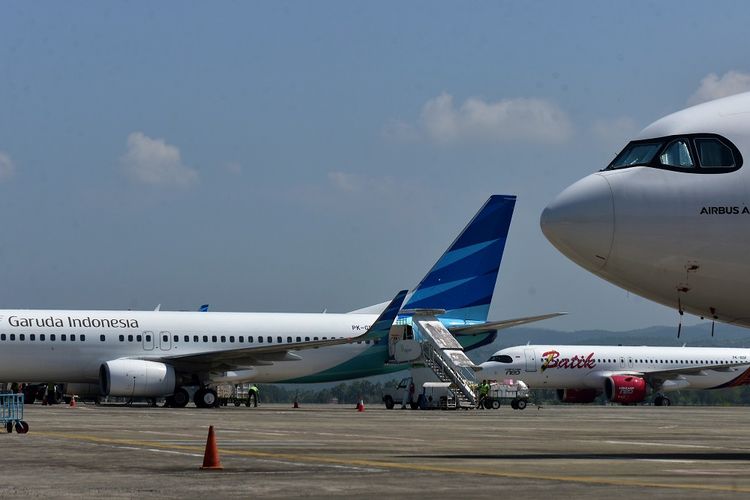 Pekerja melakukan bongkar muat kargo dari pesawat Garuda Indonesia saat tiba di Bandara Internasional Sultan Iskandar Muda, Blangbintang, Kabupaten Aceh Besar, Aceh, Jumat (9/4/2021)