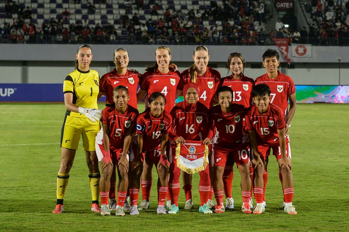 Pemain Timnas Putri Indonesia berfoto bersama sebelum laga kualifikasi Piala Asia Wanita 2026 Grup D Taiwan vs Indonesia di Stadion Indomilk Arena, Kabupaten Tangerang, Banten, Sabtu (5/7/2025). ANTARA FOTO/Putra M. Akbar/foc.
