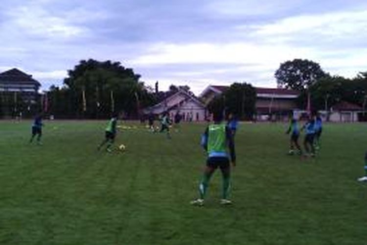 Timnas U23 saat mengelar latihan perdana TC tahap kedua di stadium UNY pagi tadi