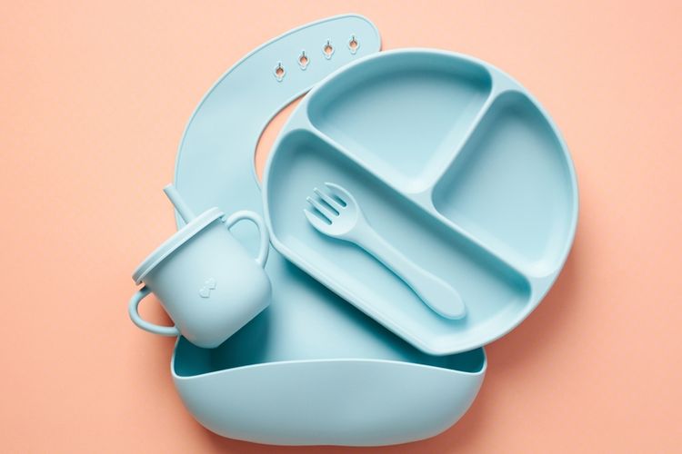 Ilustrasi alat makan bayi yang dibuat dari silikon.