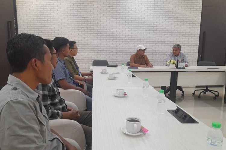 Anggota DPRD Sumenep dan Kepala Desa dari Pulau Masalembo mendatangi Kantor PLN UID Jatim di Surabaya.