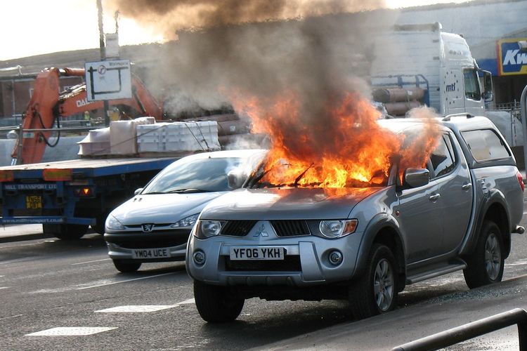 Ilustrasi mobil terbakar karena kelistrikan tidak stabil