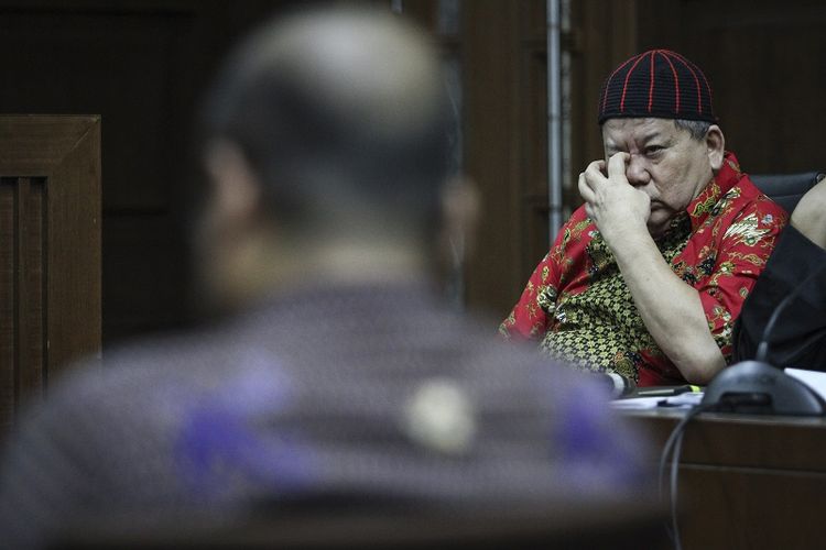 Terdakwa kasus suap pemberian izin lokasi perkebunan di Kutai Kartanegara Heri Susanto Gun mengikuti sidang lanjutan di Pengadilan Tipikor, Jakarta, Rabu (4/4). Sidang penyuap Bupati Kutai Kartanegara Rita Widyasari itu beragenda mendengarkan keterangan saksi. 