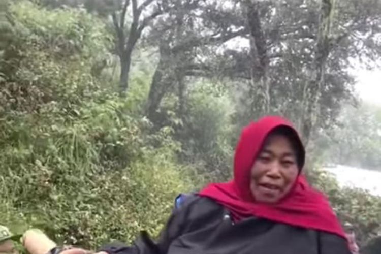 Video Mbok Yem yang naik ke Puncak Gunung Lawu yang diunggah oleh pemilik akun Bayu Aji AE untuk kembali membuka warung miliknya dengan cara ditandu viral di media social.