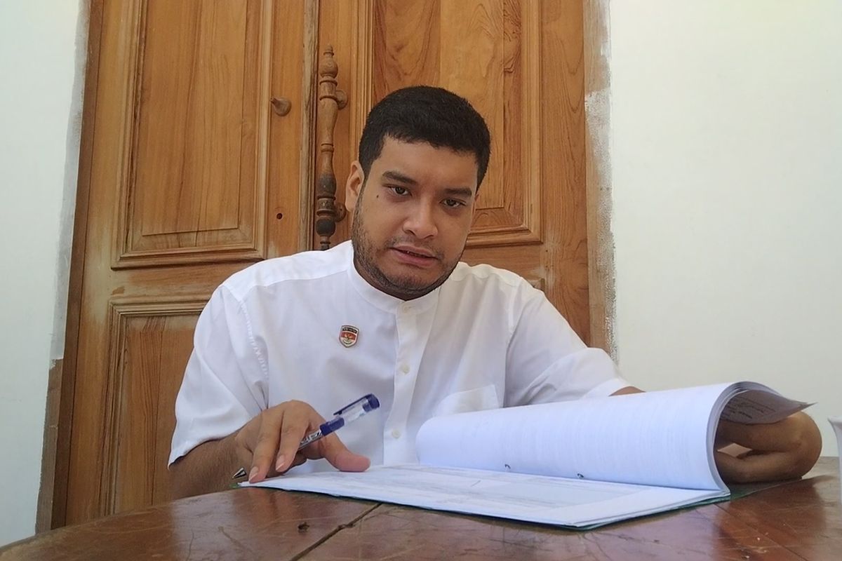 Bupati Buton Alvin Akawijaya Putra angkat bicara terkait dirinya yang sering tidak terlihat di kantor dalam beberapa waktu terakhir.