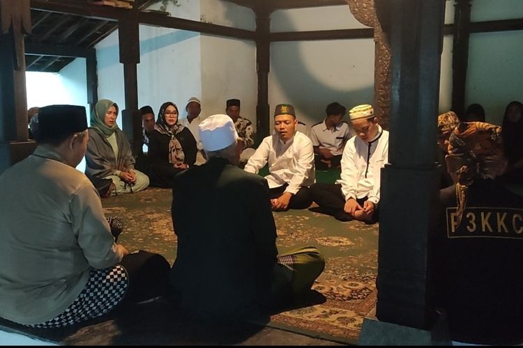 Keraton Kasepuhan Cirebon Jawa Barat menggelar tradisi Isra Mi'raj di Langgar Alit, pada Sabtu, (18/2/2023). Mereka merefleksikan momen, menggelar pengajian, membacakan doa, serta menutup tradisi dengan membagikan Nasi Bogana kepada para warga yang hadir.