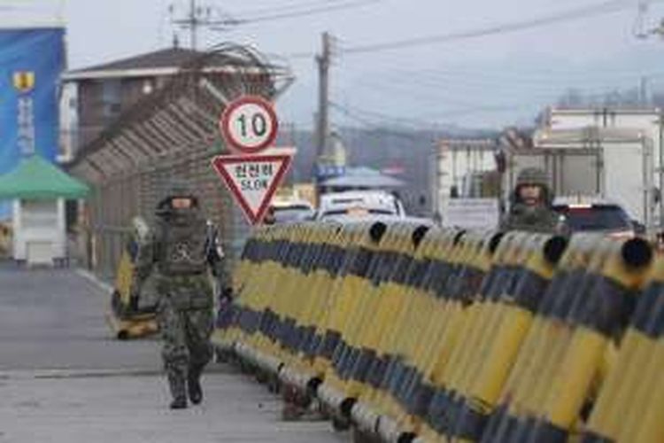 Tentara Korea Selatan berjalan di jembatan unifikasi yang mengarah ke zona demiliterisasi, di area kantor bea cukai, imigrasi, dan karantina di dekat desa perbatasan Panmunjom, Paju, Korea Selatan, Kamis (11/2/2016). Korea Selatan membekukan Kawasan Industri Kaesong mengecam peluncuran roket yang dilakukan Korea Utara.