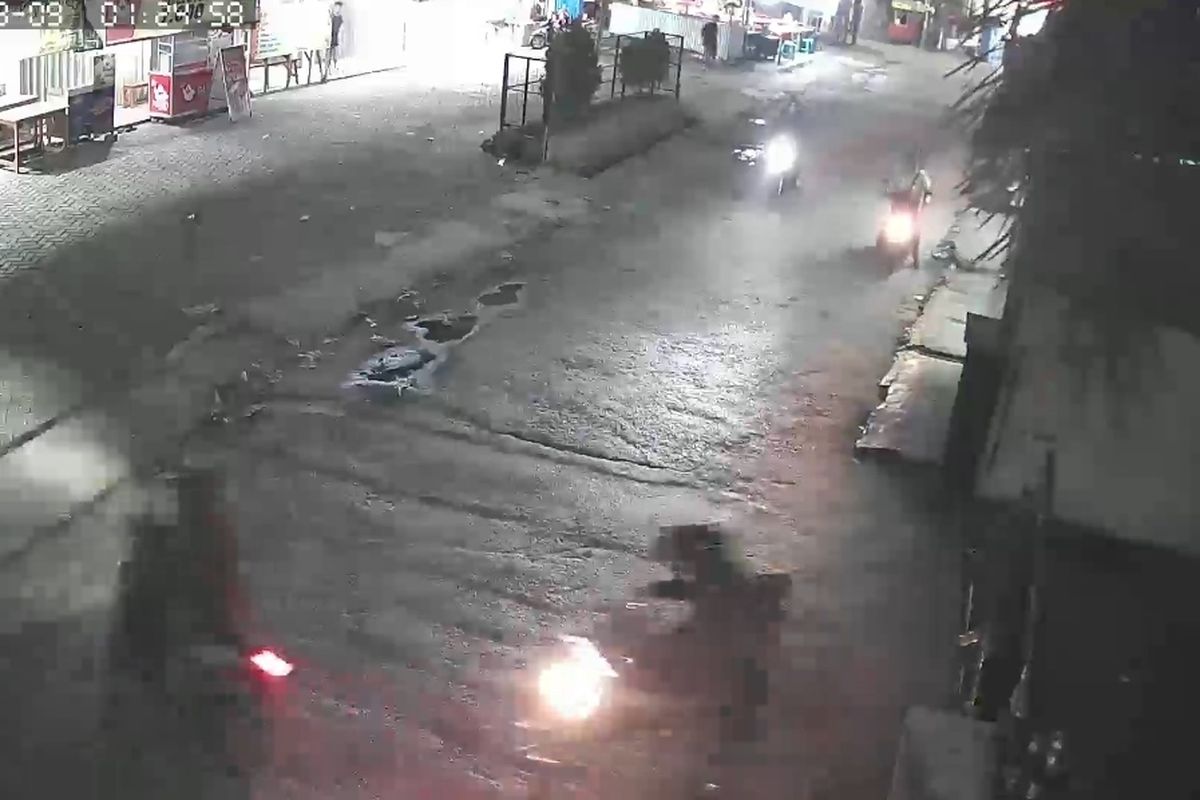 Tangkapan layar dari rekaman kamera CCTV saat dua orang begal mengambil sepeda motor milik seorang warga bernama Gilang di depan Kantor Desa Serang, Cikarang Selatan, Kabupaten Bekasi.