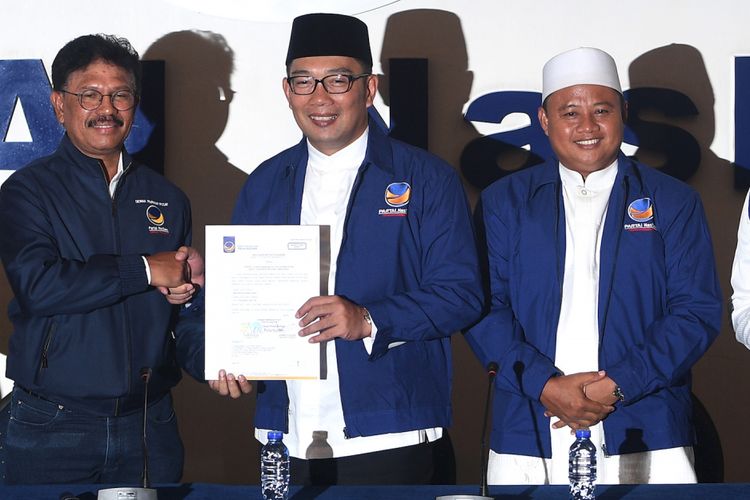 Sekjen Partai NasDem Johnny G Plate (kiri) memberikan berkas rekomendasi dukungan kepada bakal calon Gubernur dan Wakil Gubernur Jawa Barat yang diusung NasDem, Ridwan Kamil (tengah) dan Uu Ruzhanul Ulum di kantor DPP Partai NasDem, Jakarta, Minggu (7/1). Pasangan Ridwan Kamil-Uu Ruzhanul Ulum resmi maju dalam Pilkada Jawa Barat 2018 dengan diusung empat partai yaitu PPP, PKB, Partai NasDem, dan Partai Hanura. ANTARA FOTO/Sigid Kurniawan/aww/18.