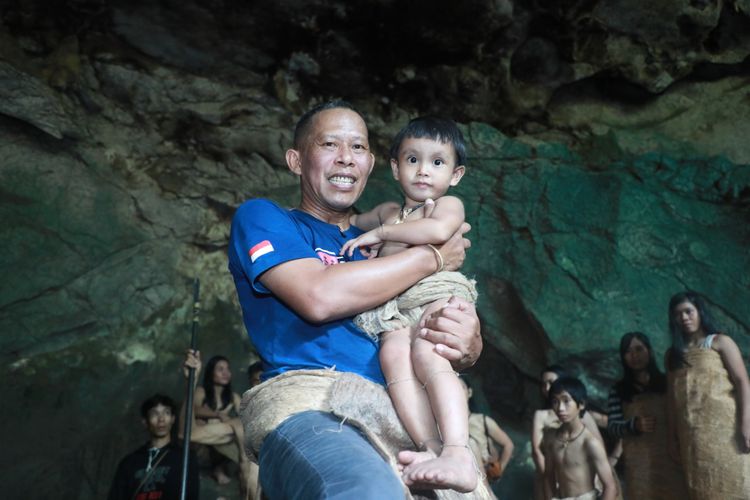 Bupati Bulungan Syarwani saat berkunjung langsung ke komunitas adat Punan Batu Benau.