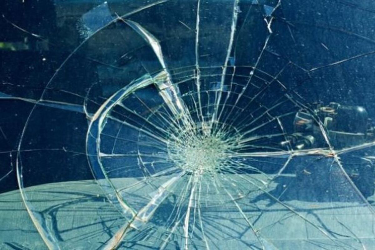 Ilustrasi perusakan mobil