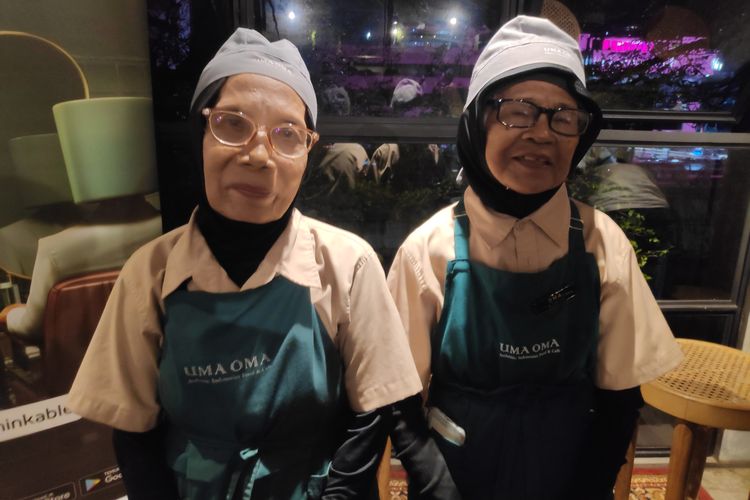 Rustina (81) dan Warsinah (79) pekerja di Uma Oma Cafe. 