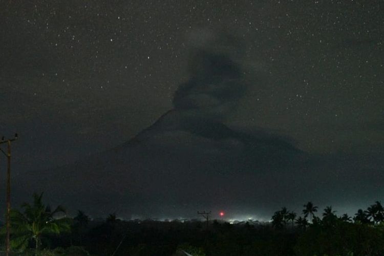 Gunung Lewotobi Laki-laki alami erupsi pada Kamis (30/5/2024) pukul 21.06 Wita