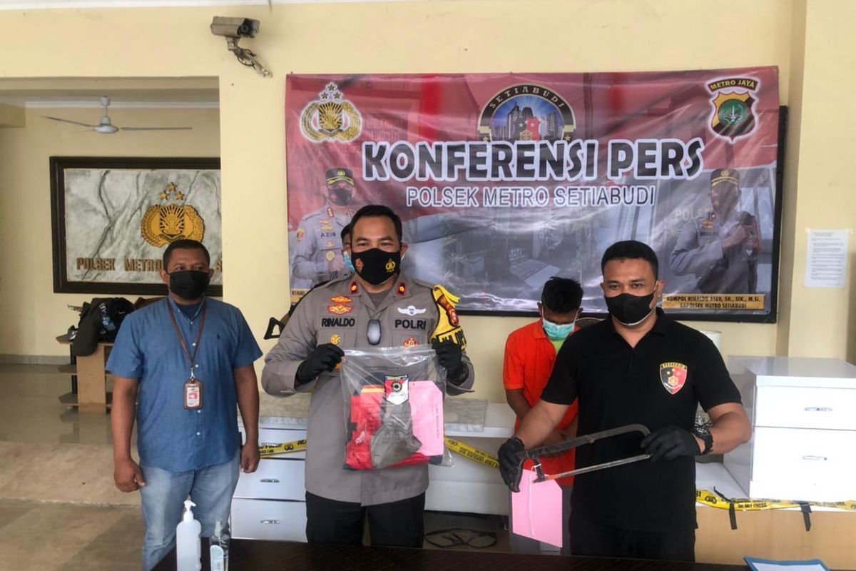 Kapolsek Metro Setiabudi Kompol Rinaldo Aser memperlihatkan barang bukti kasus pencurian besi tiang monorel, Senin (19/7/2021) 