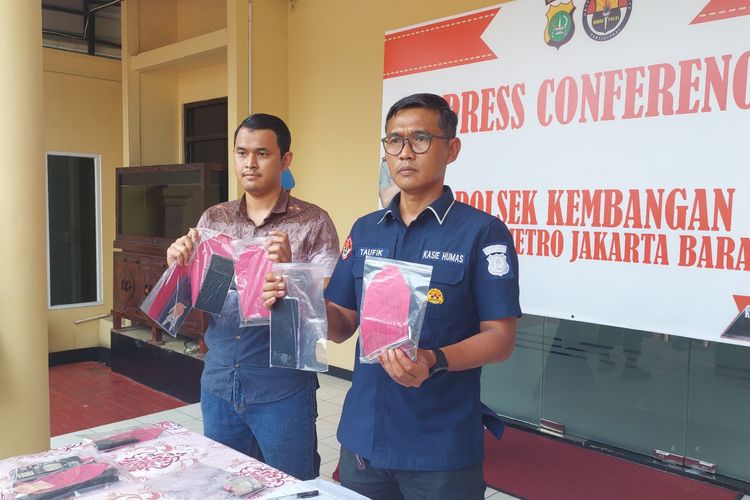 Polsek Kembangan menangkap seorang pencuri ponsel, MA, yang biasa beraksi di rumah makan di kawasan Kembangan, Jakarta Barat, dan wilayah sekitarnya. 