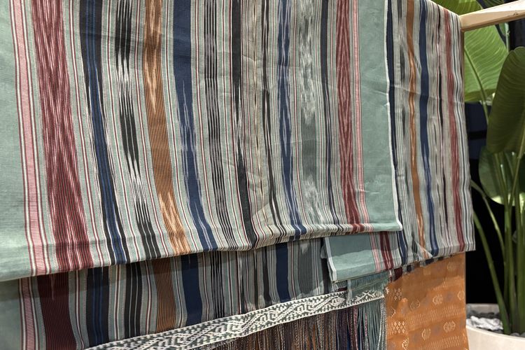 Koleksi wastra Tobatenun dalam acara MAULIATE di Mega Kuningan Barat 3, Jakarta Selatan, Kamis (4/12/2025).