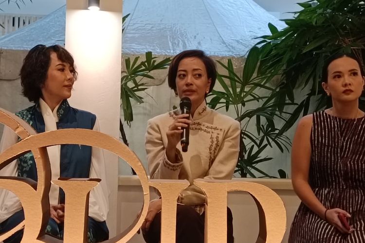 Pendiri Purana Nonita Respati (tengah) di Cikini 86, Jakarta, Rabu (22/10/2025).