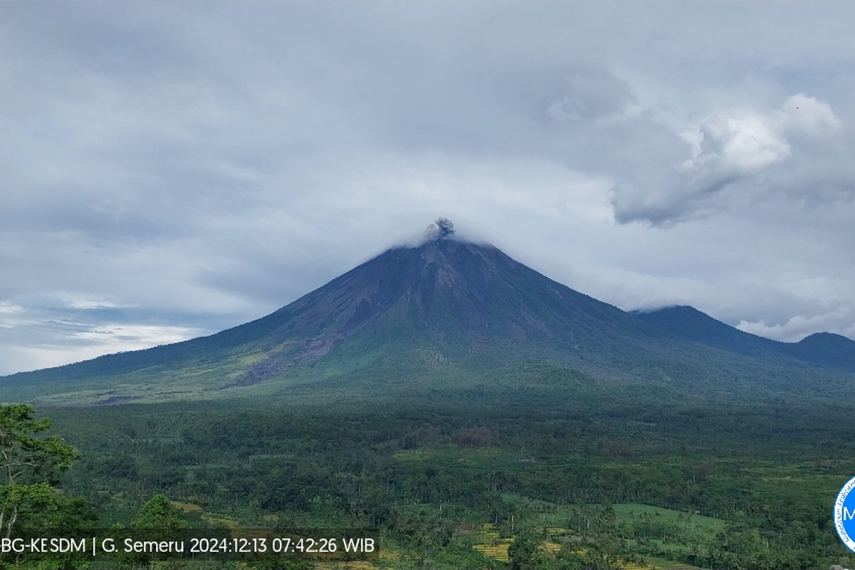 Erupsi Gunung Semeru, Jumat (13/12/2024) pagi.