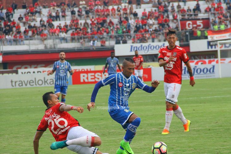 Gelandang Persiba, Siswanto, mencoba melewati bek Bali United, Nanak, dalam lanjutan laga Liga 1, Rabu (5/7/2017).