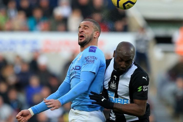 Kyle Walker dan Jetro Willems berduel di udara pada pertandingan Newcastle vs Manchester City dalam lanjutan Liga Inggris di Stadion St. James Park, 30 November 2019. 