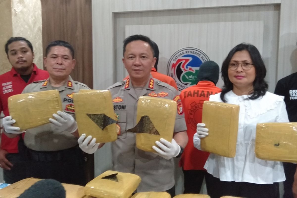 Kapolres Metro Jakarta Selatan merilis kasus penangkapan peredaran narkoba di Polres Metro Jakarta Selatan, Senin (4/11/2019)