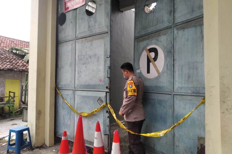 Pintu luar garasi mobil lokasi ditemukannya pemuda bersimbah darah di Nganjuk dipasang police line