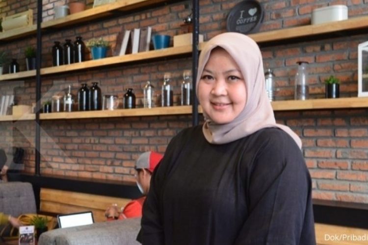 Yussy Asifaurini, pemilik Toko Roti Yussy Akmal, dengan produk pie pisang oleh-oleh khas Lampung. 