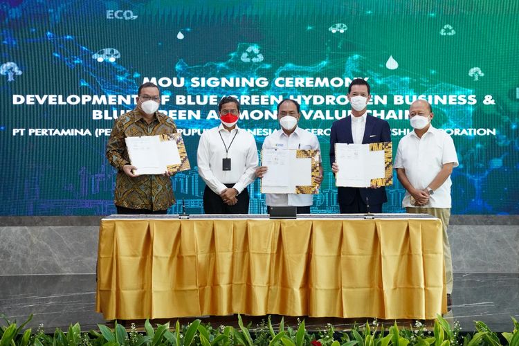 Penandatanganan Nota Kesepahaman (MoU) pengembangan bisnis green hydrogen dan green ammonia serta CCUS oleh Direktur Strategi, Portofolio & Pengembangan Usaha Pertamina Iman Rachman, Direktur Portofolio & Pengembangan Usaha Pupuk Indonesia Jamsaton Nababan, dan Kepala Perwakilan Mitsubishi Corporation untuk Indonesia, Takuji Konzo yang disaksikan Wakil Menteri BUMN I, Pahala Nugraha Mansury pada Rabu (2/3/2022). 