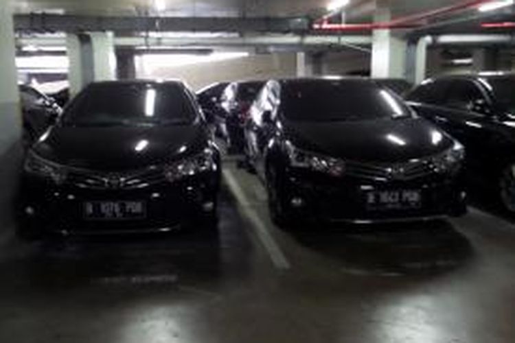 Pelat mobil Toyota Corolla Altis untuk menunjang transportasi anggota Dewan berganti warna menjadi hitam. 